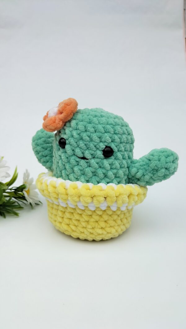 Fluffy Cactus (lichtgroen - oranje met gele pot)