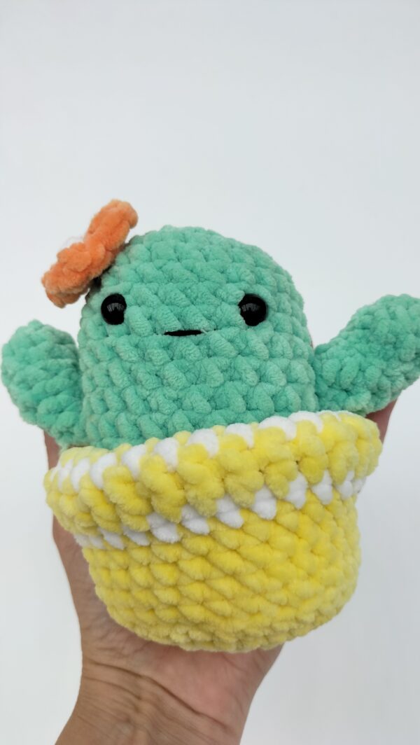 Fluffy Cactus (lichtgroen - oranje met gele pot)