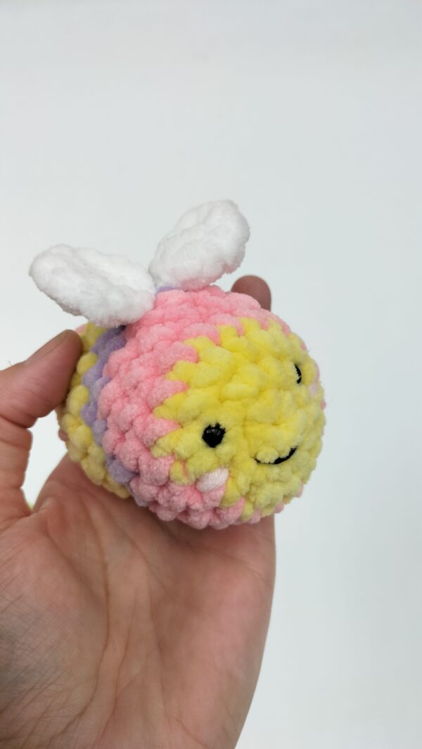 oplus_1058 Sleutelhanger bijtje medium (geel, roze, paars)