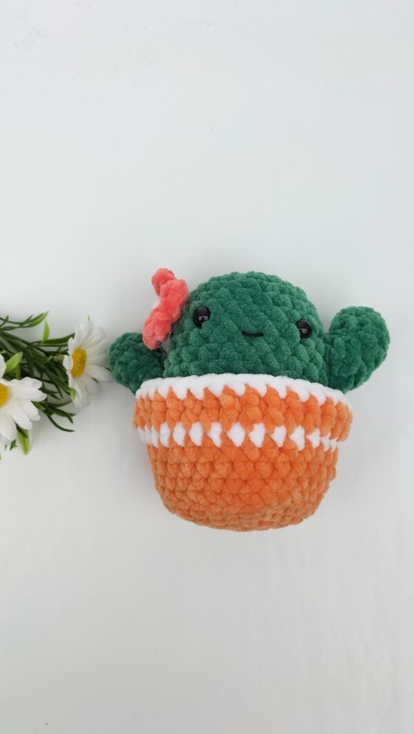 Fluffy Cactus (donkergroen-koraal met oranje pot)