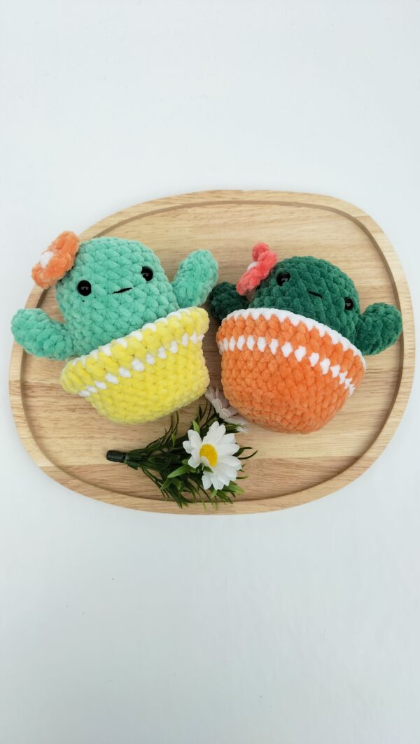 Fluffy Cactus (lichtgroen - oranje met gele pot)