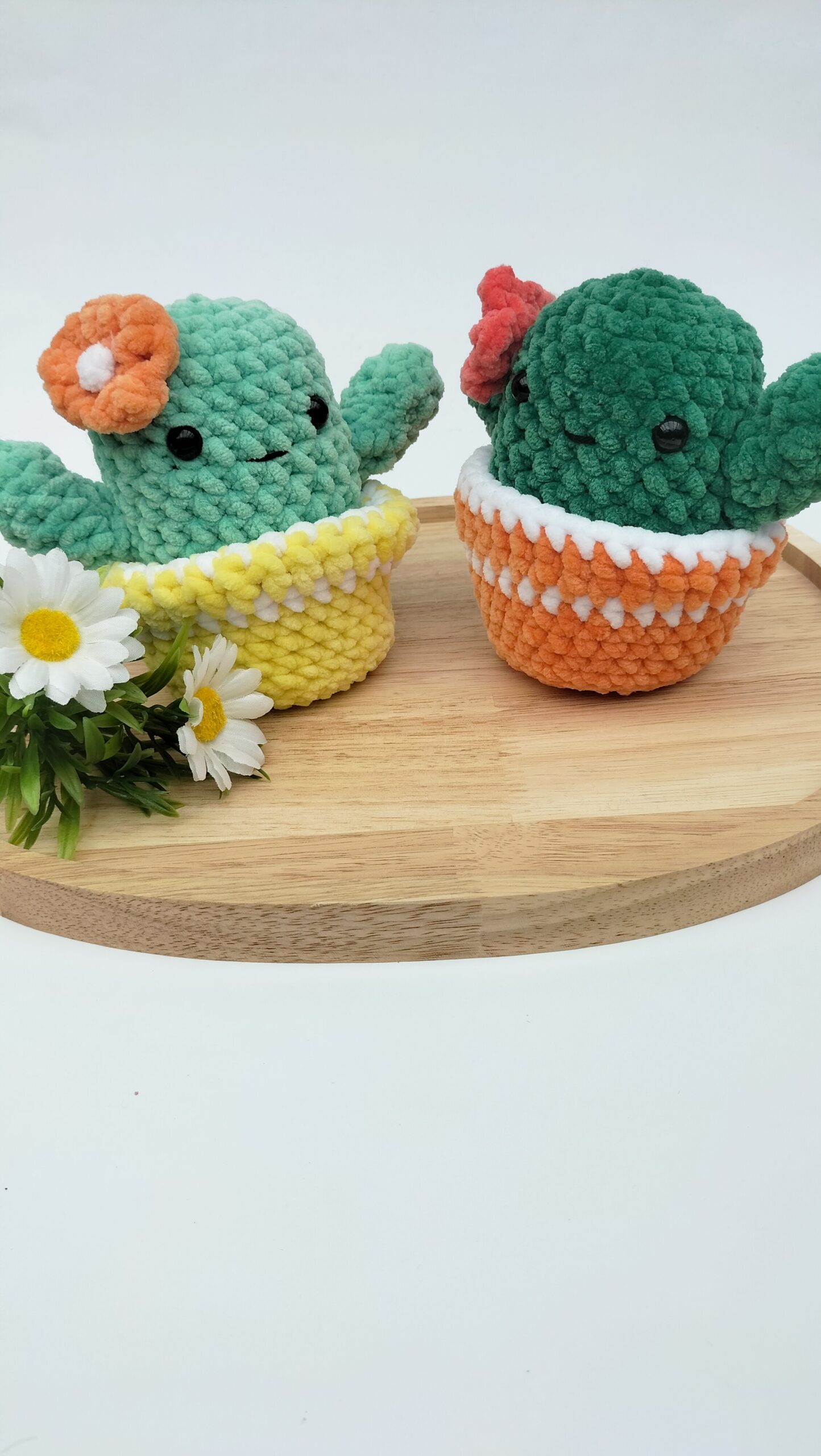 Fluffy Cactus (donkergroen-koraal met oranje pot)