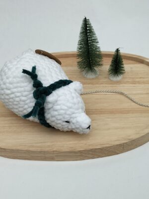 IMG20251103153116 Knuffel slapende ijsbeer groot (wit met donkerblauwe sjaal)