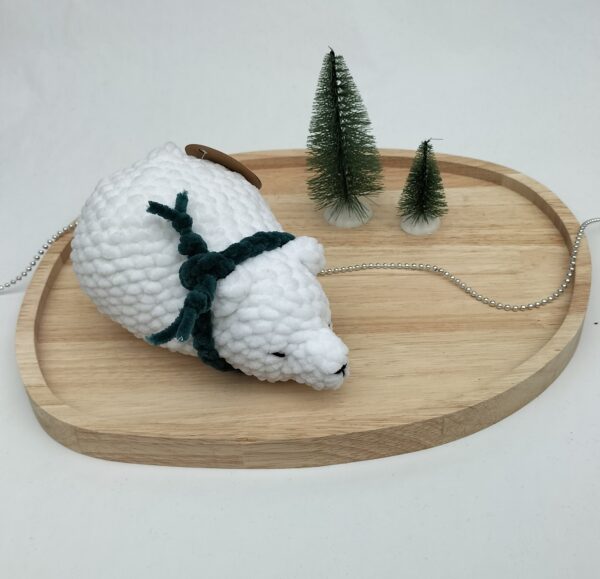 Knuffel slapende ijsbeer groot (wit met donkerblauwe sjaal)