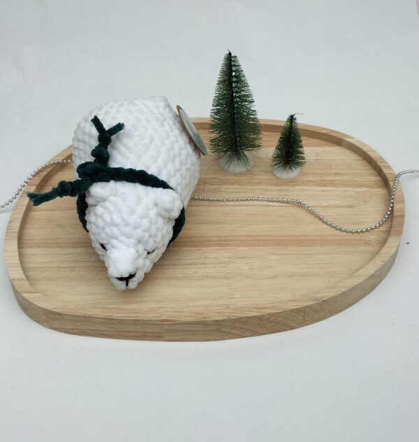 Knuffel slapende ijsbeer groot (wit met donkerblauwe sjaal)