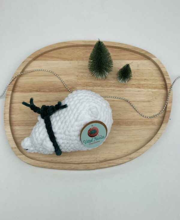 Knuffel slapende ijsbeer groot (wit met donkerblauwe sjaal)