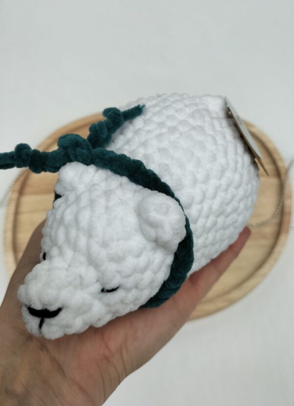 Knuffel slapende ijsbeer groot (wit met donkerblauwe sjaal)