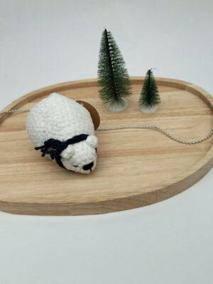 IMG20251103153306 Knuffel slapende ijsbeer klein (donkerblauwe sjaal)