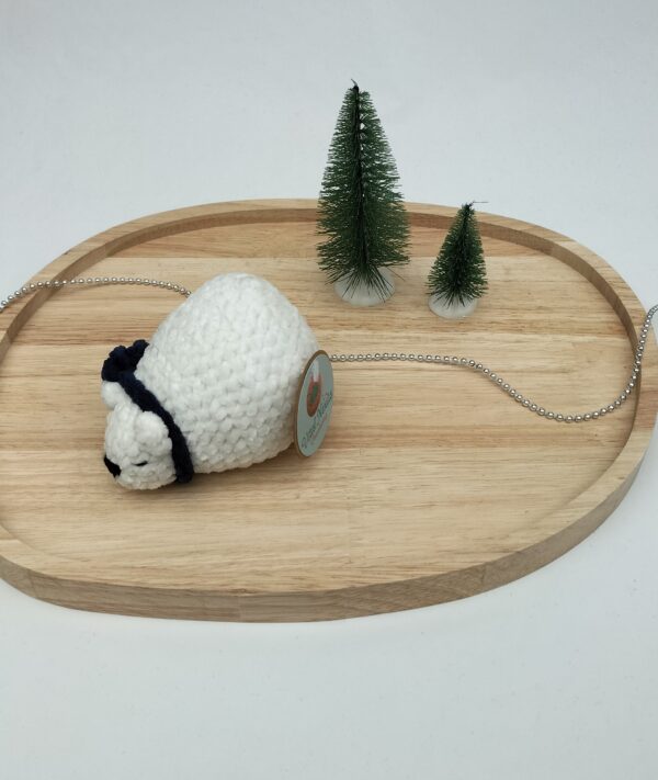 Knuffel slapende ijsbeer klein (donkerblauwe sjaal)