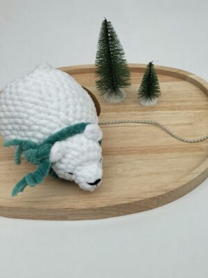 IMG20251103153351 Knuffel slapende ijsbeer groot (wit met donker zeegroene sjaal)