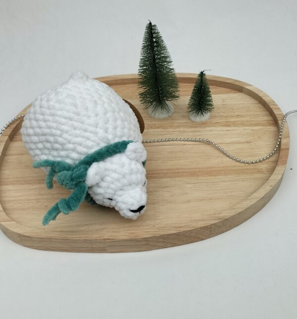 Knuffel slapende ijsbeer groot (wit met donker zeegroene sjaal)