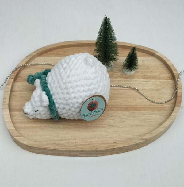 Knuffel slapende ijsbeer groot (wit met donker zeegroene sjaal)