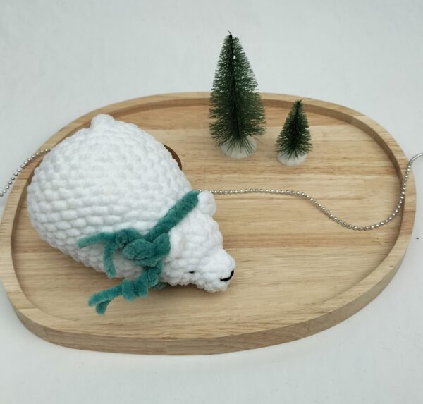 Knuffel slapende ijsbeer groot (wit met donker zeegroene sjaal)