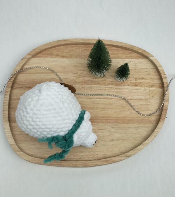 Knuffel slapende ijsbeer groot (wit met donker zeegroene sjaal)