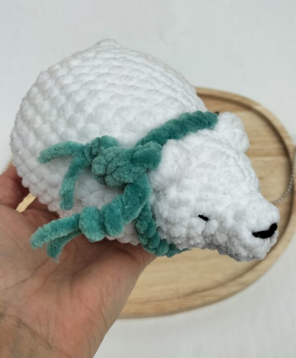 Knuffel slapende ijsbeer groot (wit met donker zeegroene sjaal)