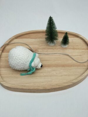 IMG20251103153450 Knuffel slapende ijsbeer klein (licht zeegroene sjaal)