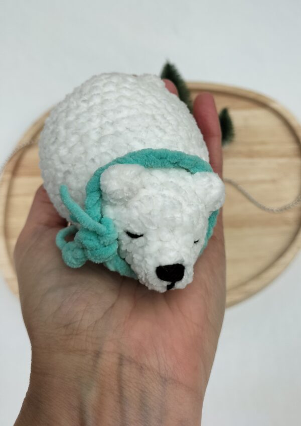 Knuffel slapende ijsbeer klein (licht zeegroene sjaal)