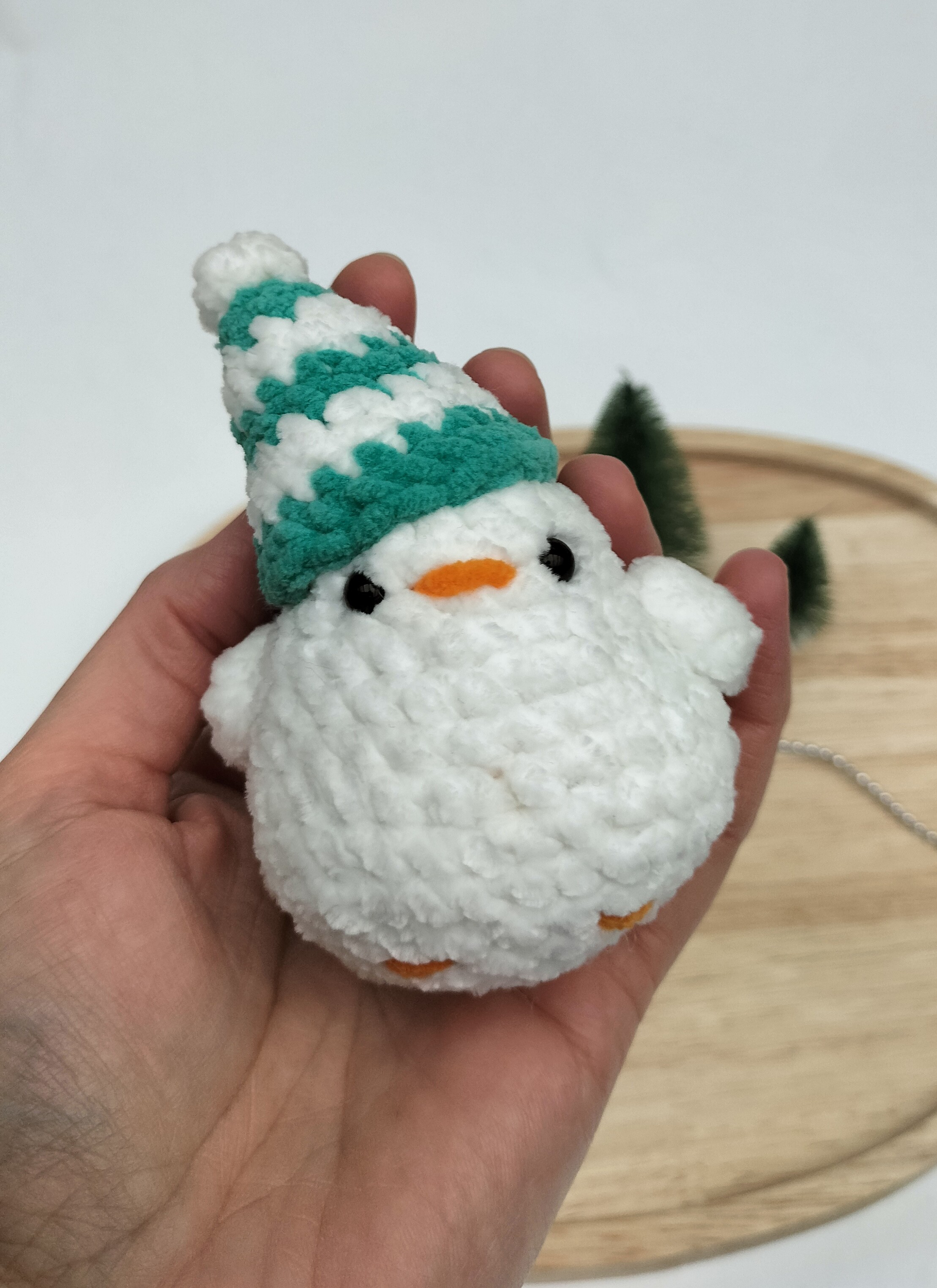 Knuffel pinguïn met muts klein (licht zeegroen wit)