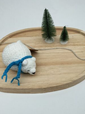 IMG20251103153833 Knuffel slapende ijsbeer klein (lichtblauwe sjaal)