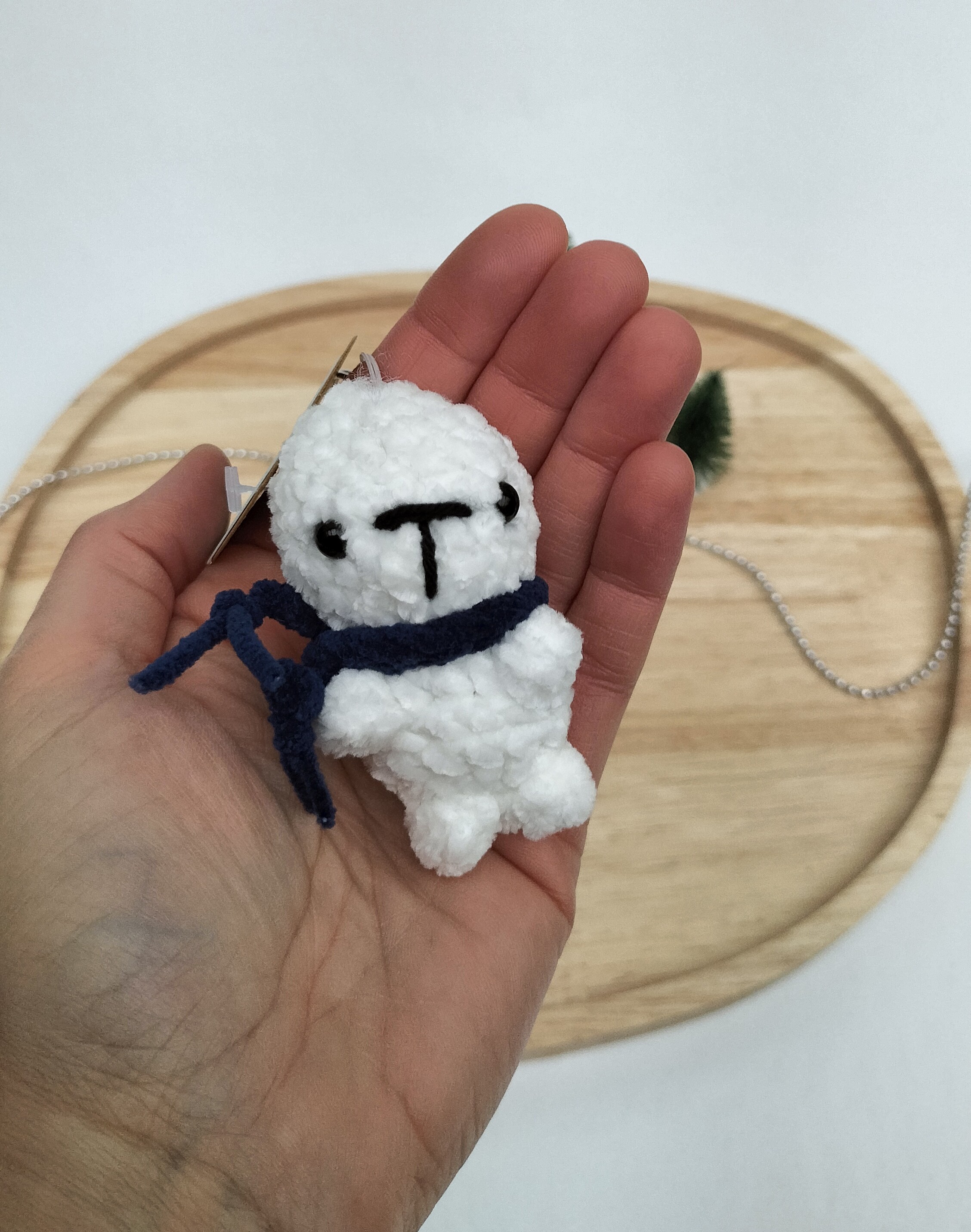 Sleutelhanger zeehond (wit met donkerblauwe sjaal