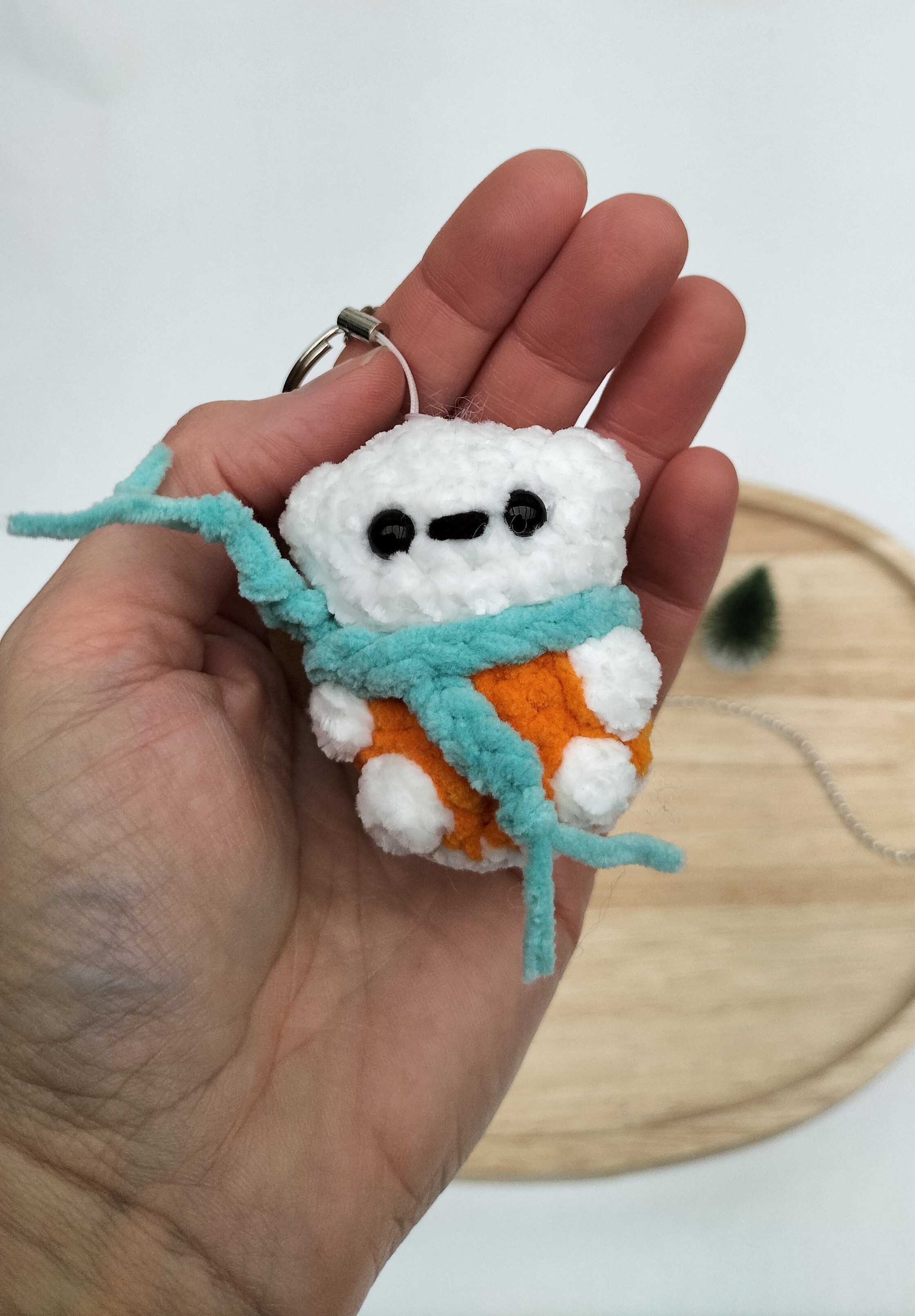 Sleutelhanger ijsbeer (oranje met turqouise sjaal)