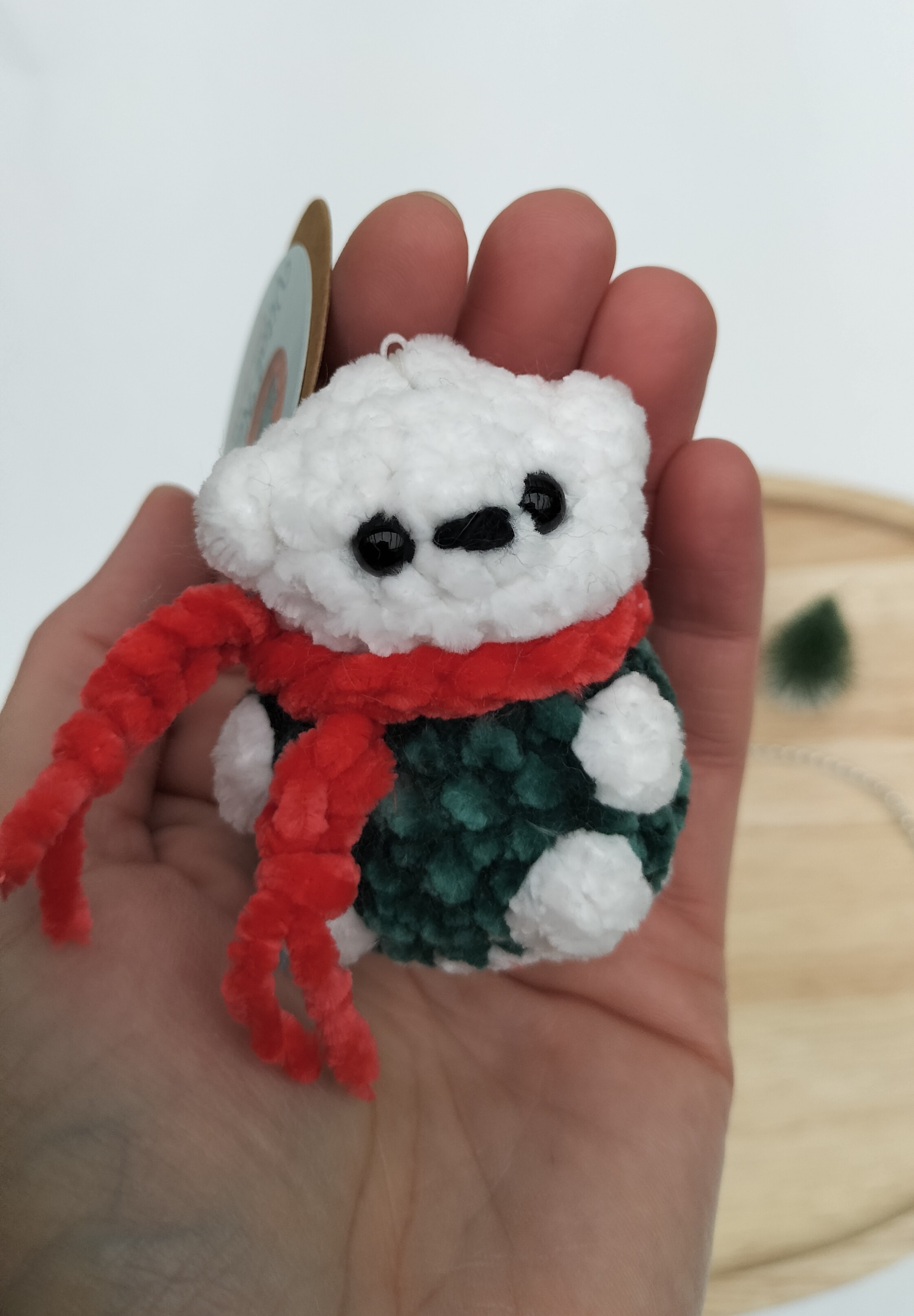 Sleutelhanger ijsbeer (groen met rode sjaal)