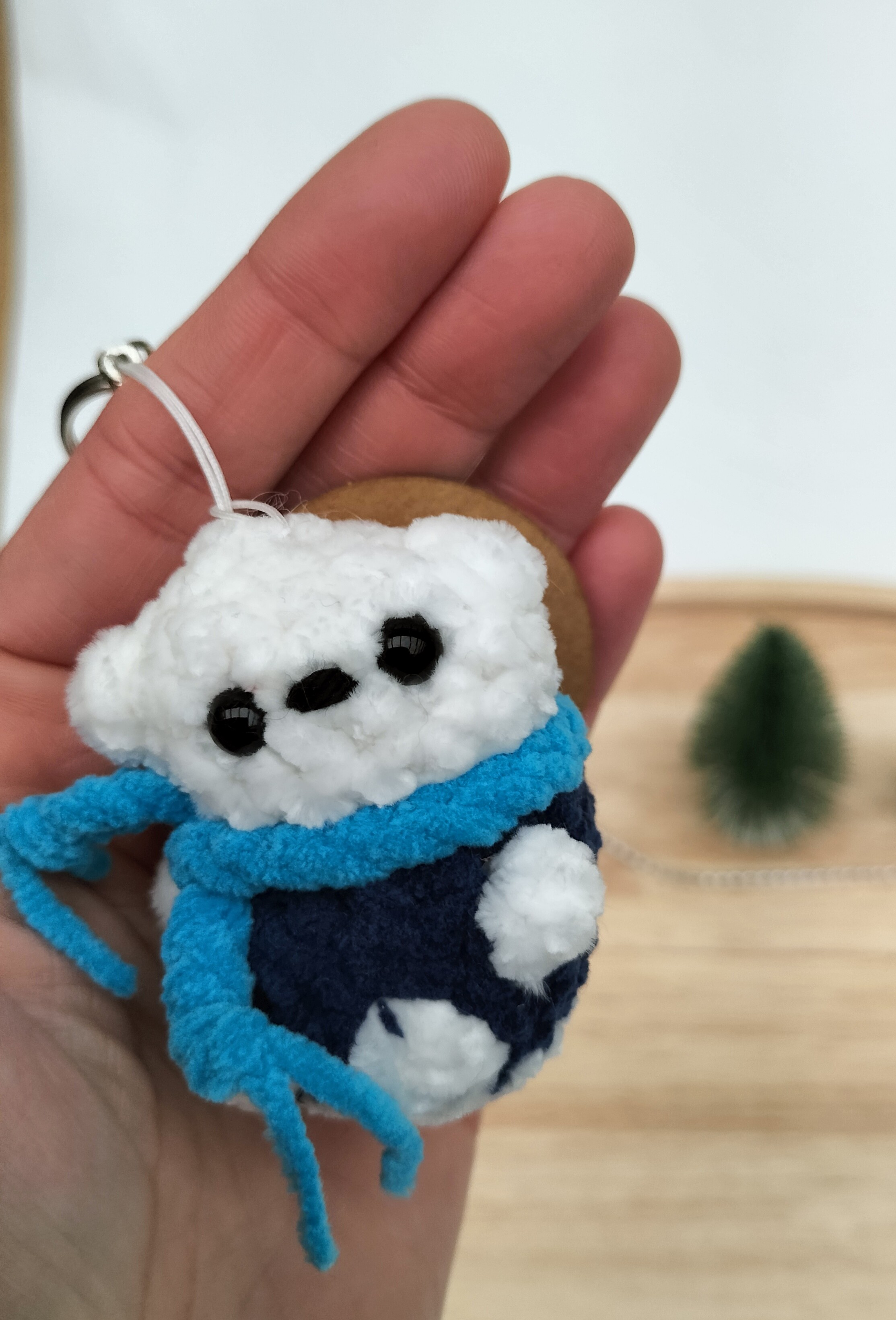 Sleutelhanger ijsbeer (donkerblauw met lichtblauwe sjaal)