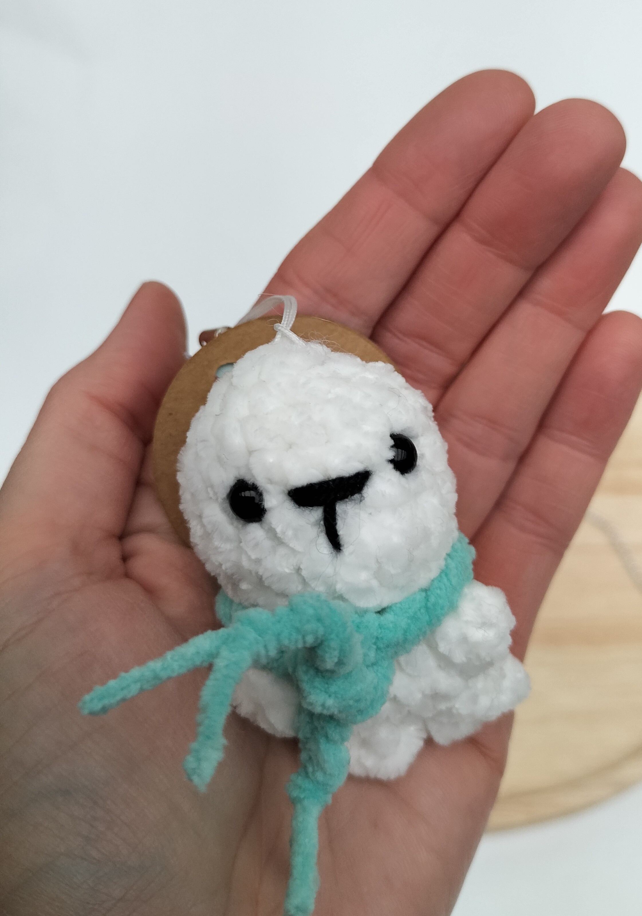 Sleutelhanger zeehond (wit met licht zeegroene sjaal)