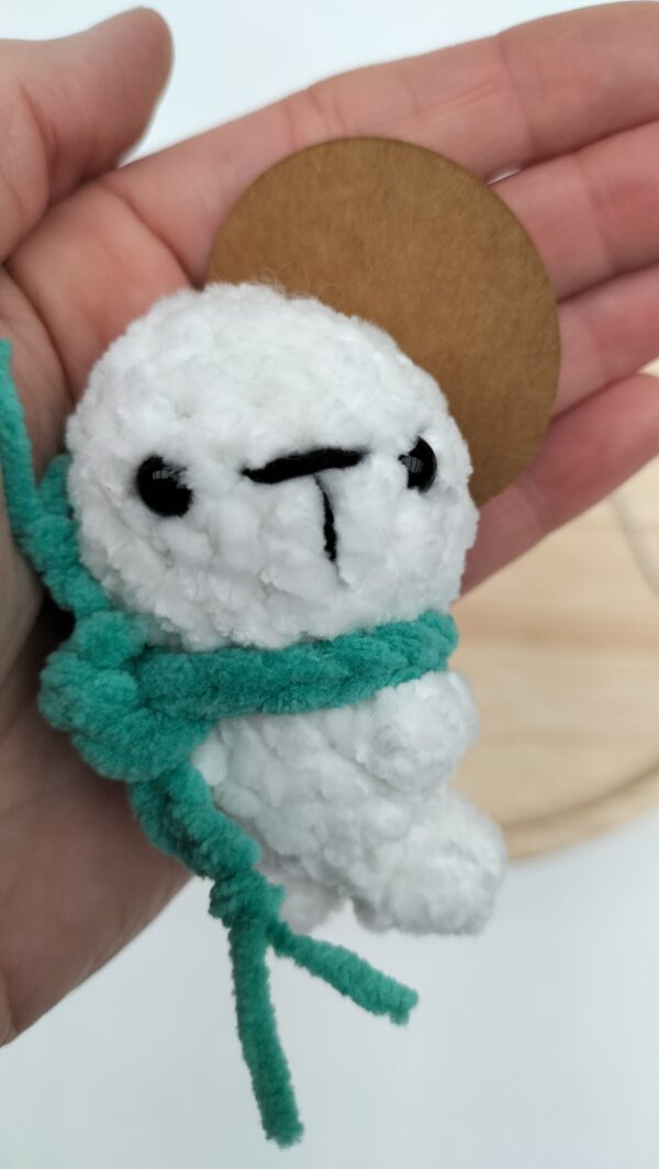 Sleutelhanger zeehond (wit met donker zeegroene sjaal)