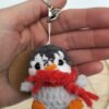 Sleutelhanger pinguïn (licht grijs- donker grijs en rode sjaal)