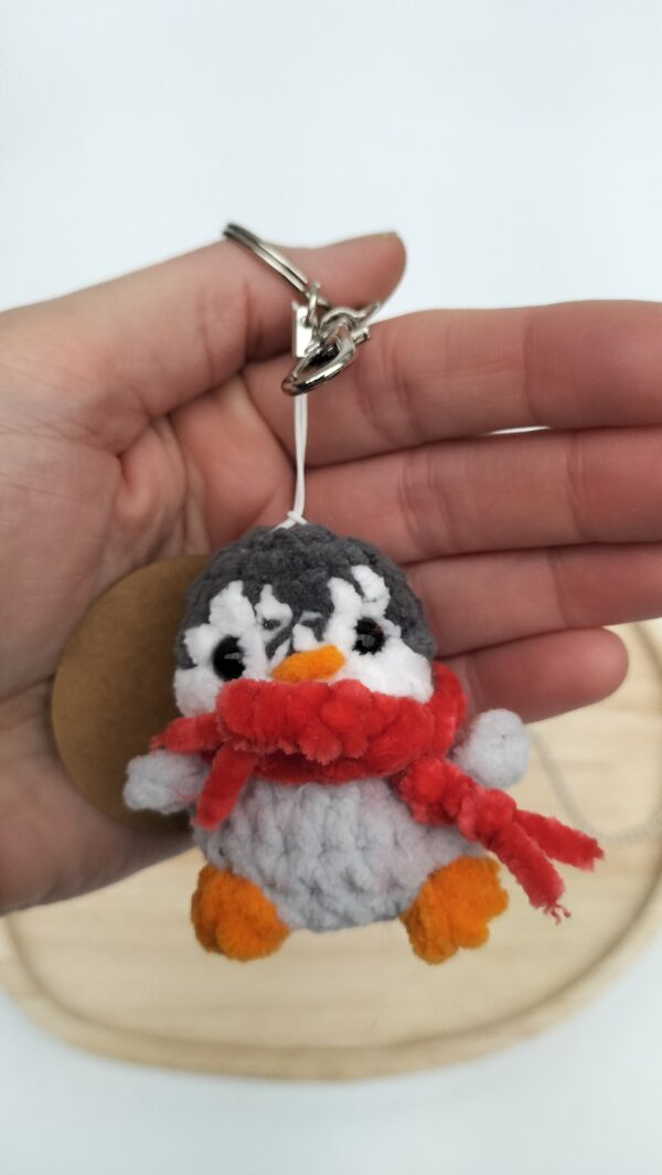 Sleutelhanger pinguïn (licht grijs- donker grijs en rode sjaal)