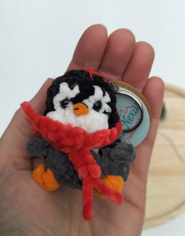 Sleutelhanger pinguïn (donker grijs-zwart en rode sjaal)