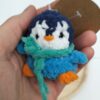 Sleutelhanger pinguïn (lichtblauw-donkerblauw zeegroene sjaal)