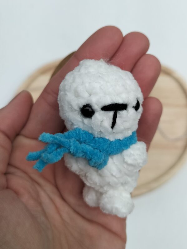 Sleutelhanger zeehond (wit met lichtblauwe sjaal)