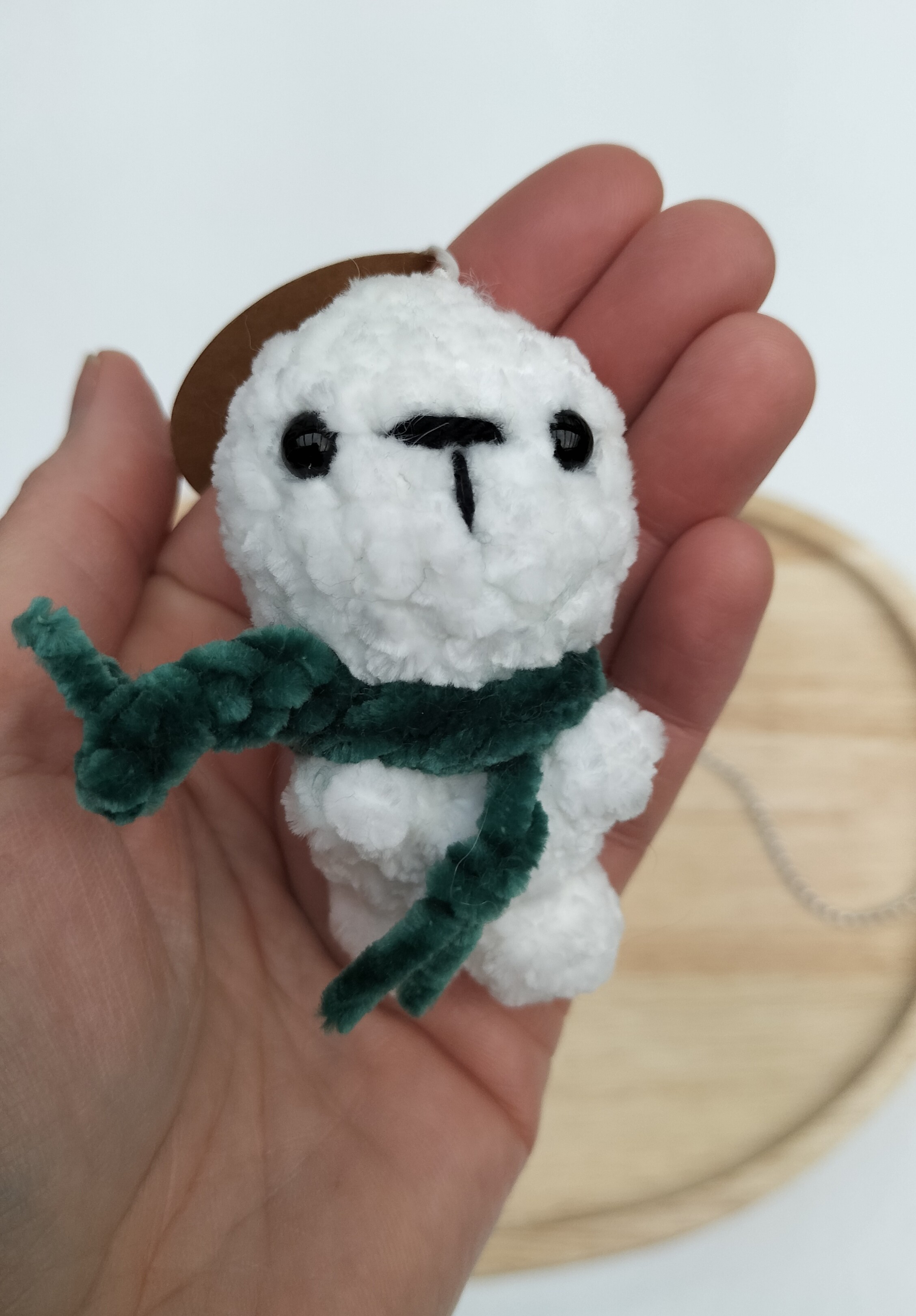 Sleutelhanger zeehond (wit met donkergroene sjaal)