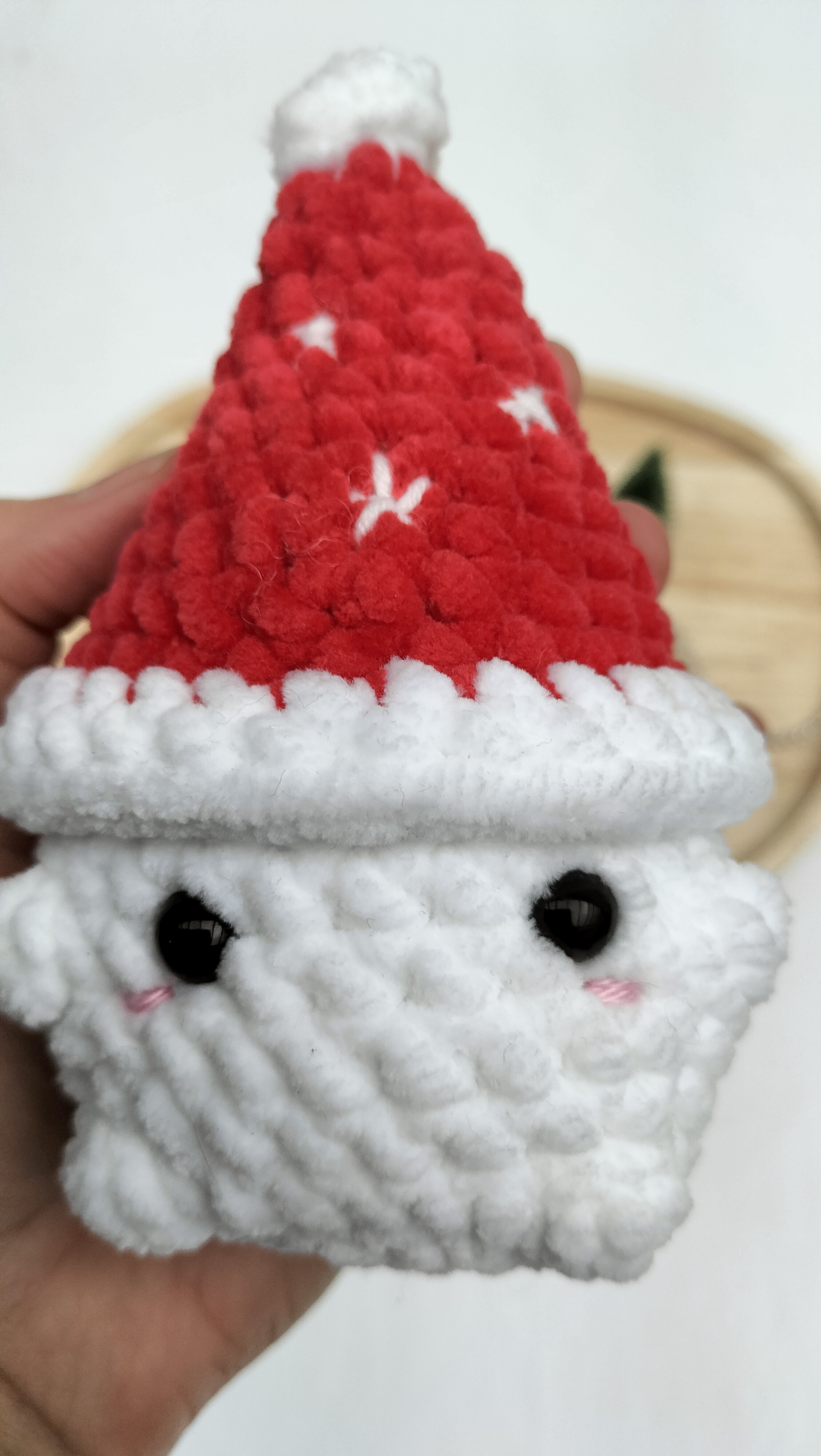 Knuffel mushi met muts groot (rood met sterren)