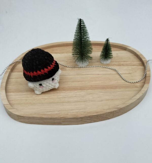 IMG20251103155918 Knuffel mushi hoed (zwart-rood)