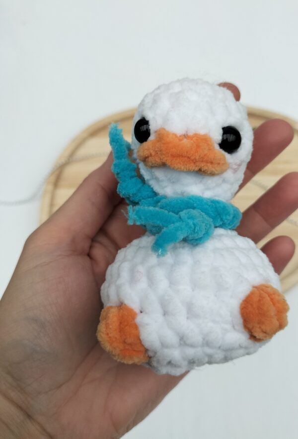 Knuffel gek eendje (wit met blauwe sjaal)