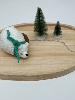 IMG20251103160420 Knuffel slapende ijsbeer klein (donker zeegroene sjaal)