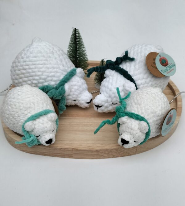 Knuffel slapende ijsbeer groot (wit met donker zeegroene sjaal)