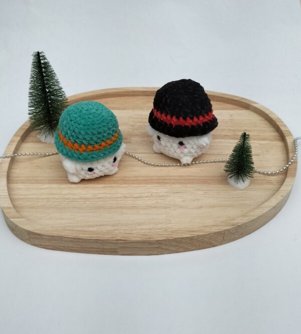 IMG20251103161522 Knuffel mushi hoed (zwart-rood)