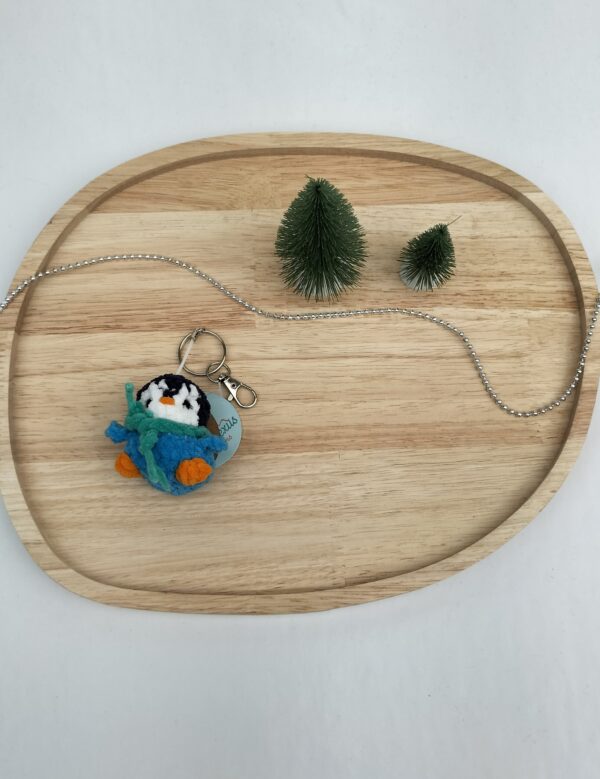 Sleutelhanger pinguïn (lichtblauw-donkerblauw zeegroene sjaal)