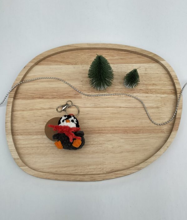 Sleutelhanger pinguïn (donker grijs-zwart en rode sjaal)