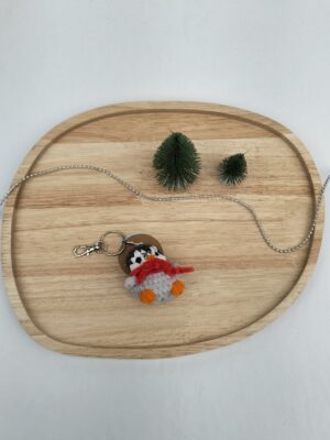 Sleutelhanger pinguïn (licht grijs- donker grijs en rode sjaal)