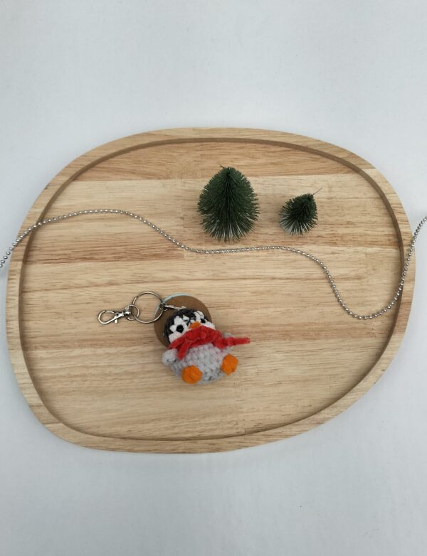 Sleutelhanger pinguïn (licht grijs- donker grijs en rode sjaal)