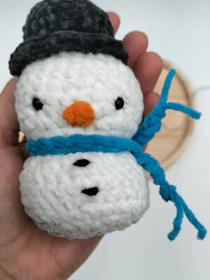 Screenshot_2025-11-11-15-48-03-72_d8f7c2d4207c9c881dc42dd7bff41fe7 Knuffel sneeuwpop klein (met lichtblauwe sjaal)