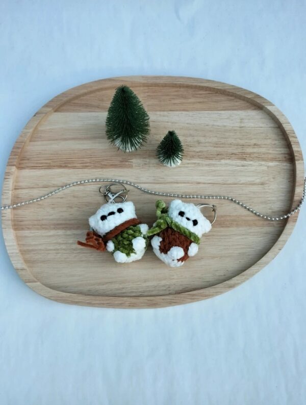 Sleutelhanger ijsbeer (mint met gele sjaal)
