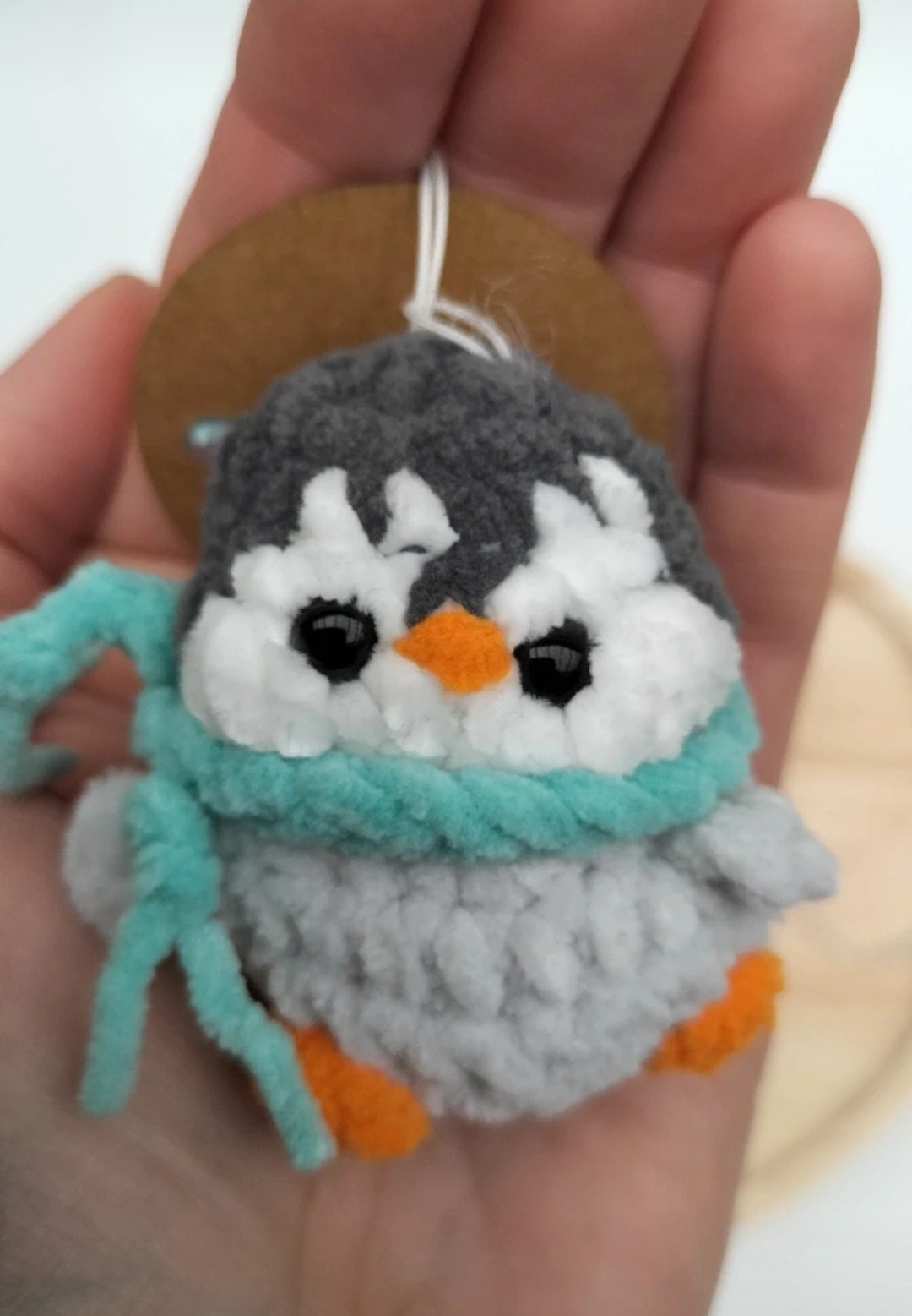 Sleutelhanger pinguïn (licht grijs donker grijs turquoise sjaal)