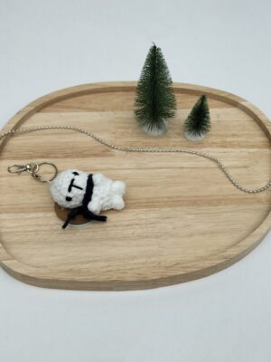 Sleutelhanger zeehond (wit met donkerblauwe sjaal