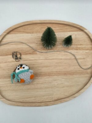 Sleutelhanger pinguïn (licht grijs donker grijs turquoise sjaal)